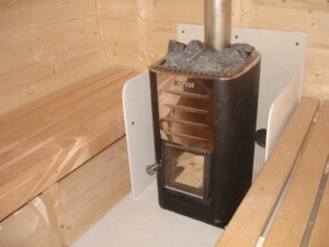 Holzbeheiztes Saunafass mit Hitzeschutz