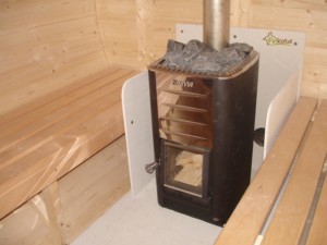 Holzbrandofen im Finkota Saunafass mit Hitzeschutz